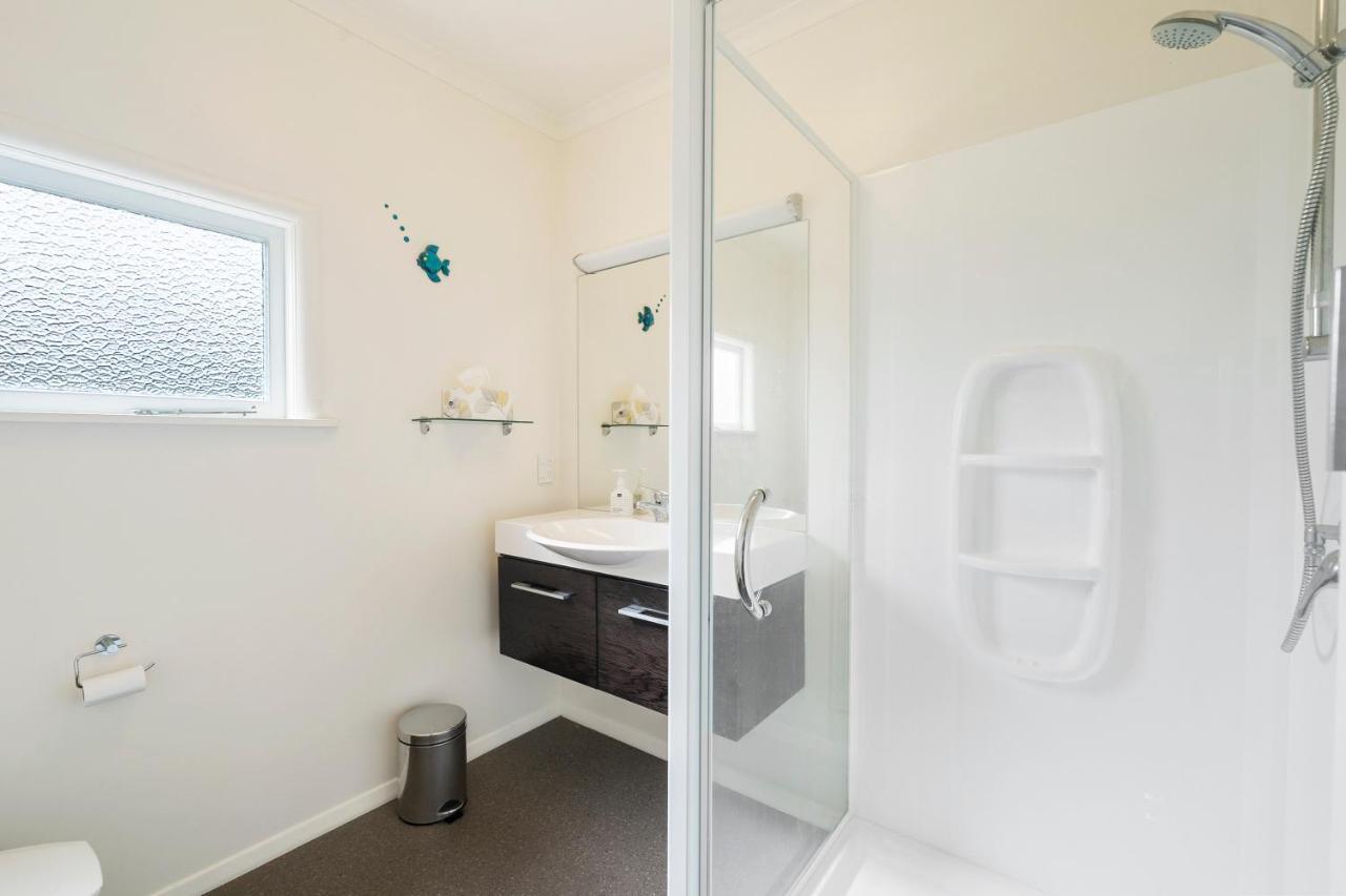 The Green Trout - Paraparaumu Beach Holiday Home Exterior foto